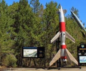 Zdjęcie przedstawia: Wyrzutnia rakiet w Rąbce koło łeby